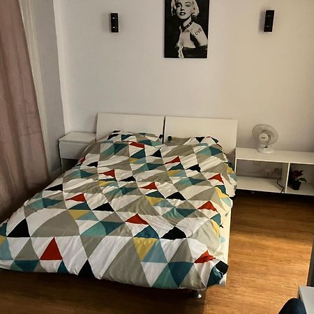 Eiffel Tower Champs De Mars Apartment Париж Екстериор снимка