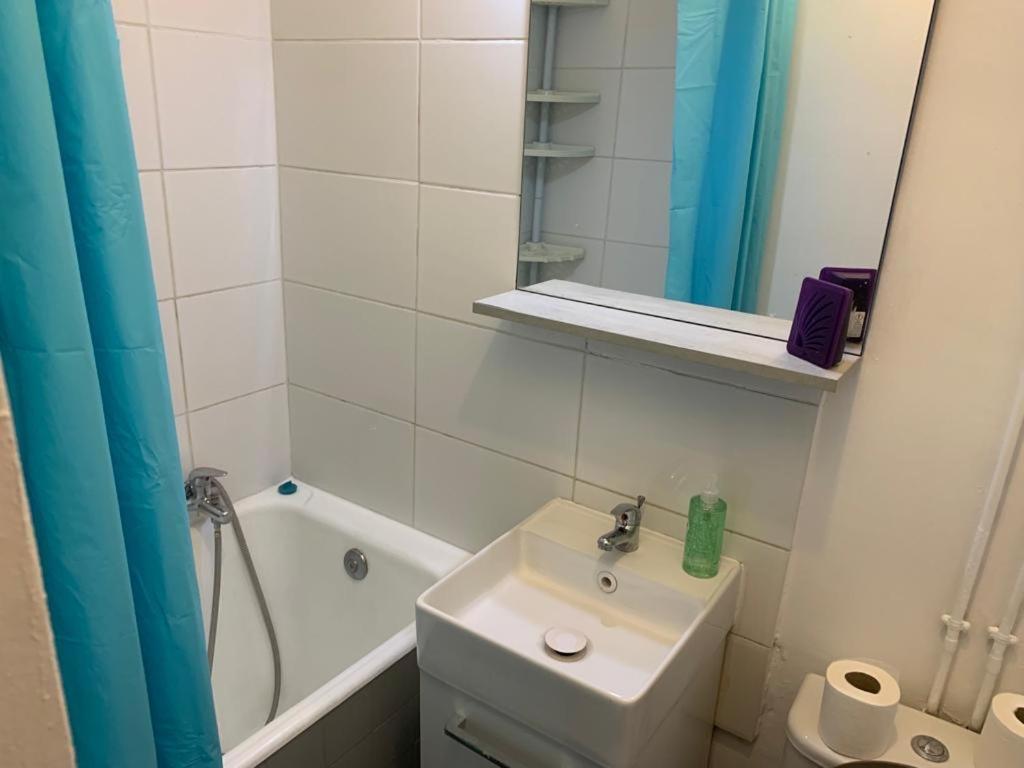 Eiffel Tower Champs De Mars Apartment Париж Екстериор снимка