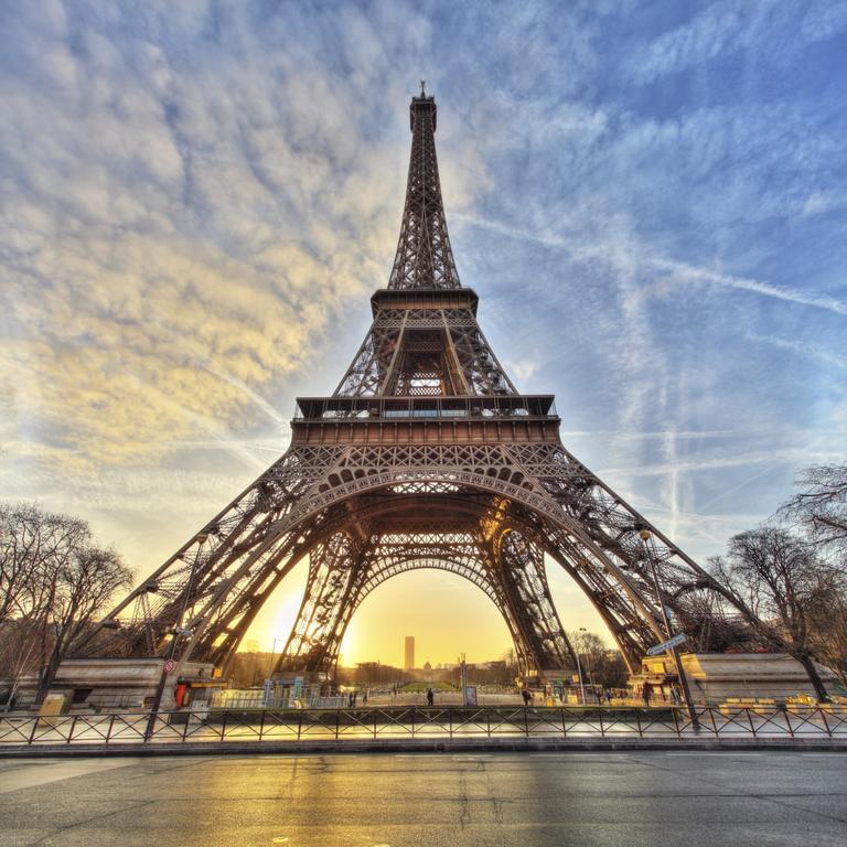 Eiffel Tower Champs De Mars Apartment Париж Екстериор снимка