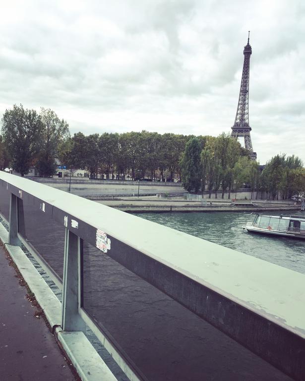 Eiffel Tower Champs De Mars Apartment Париж Екстериор снимка