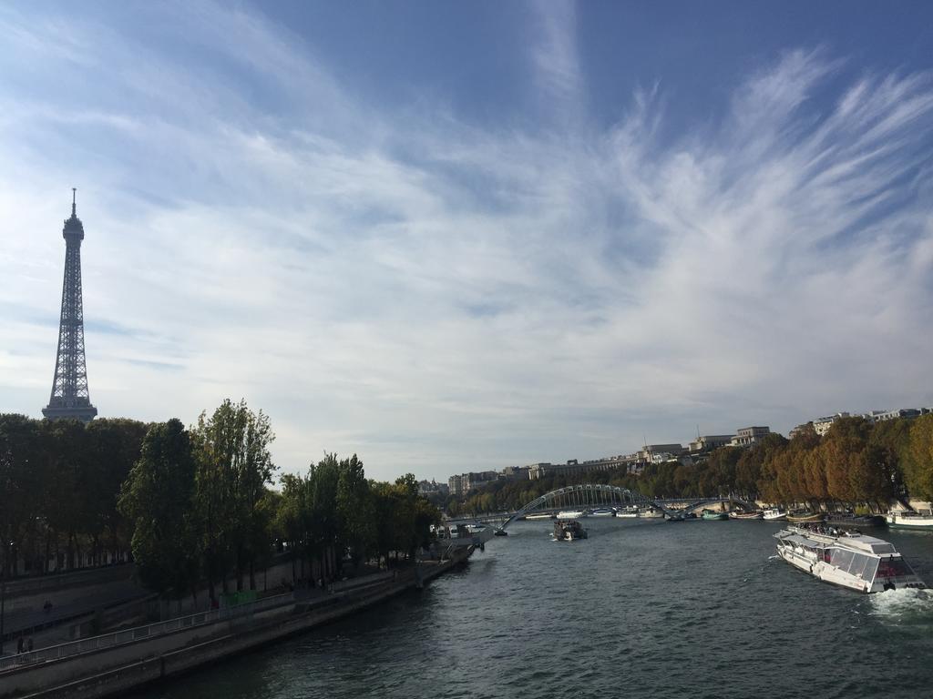 Eiffel Tower Champs De Mars Apartment Париж Екстериор снимка