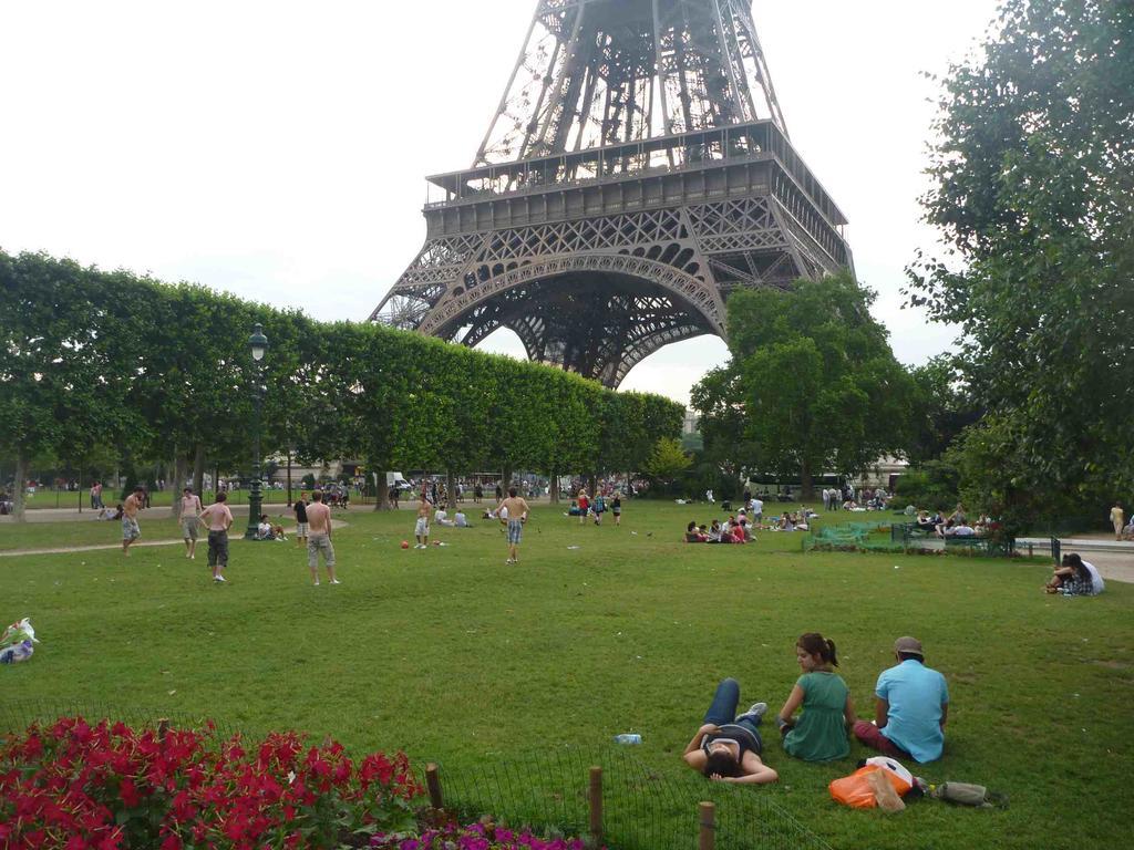 Eiffel Tower Champs De Mars Apartment Париж Екстериор снимка