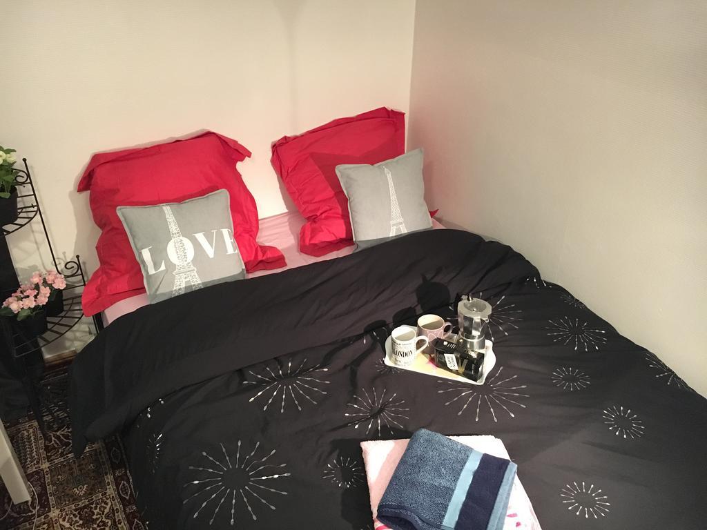 Eiffel Tower Champs De Mars Apartment Париж Екстериор снимка