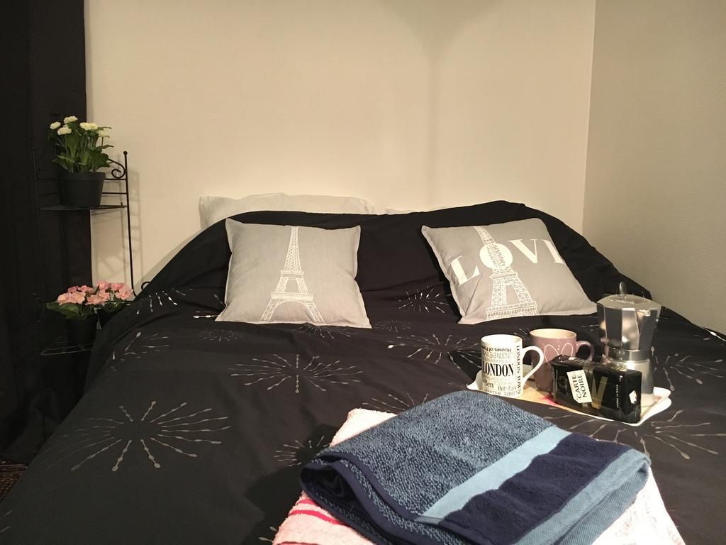 Eiffel Tower Champs De Mars Apartment Париж Екстериор снимка