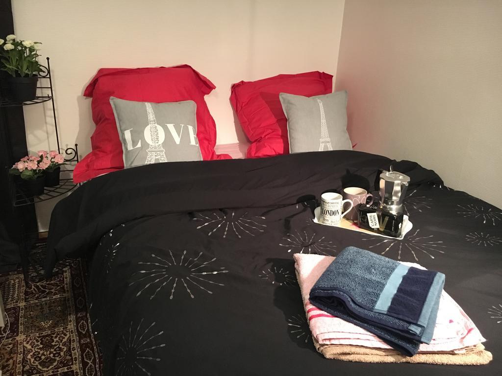 Eiffel Tower Champs De Mars Apartment Париж Екстериор снимка
